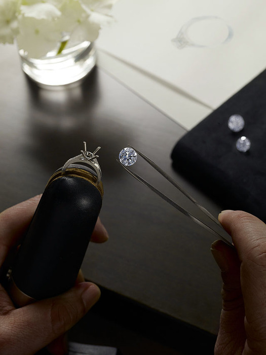 De Beers 打造 The Promise 鑽戒。